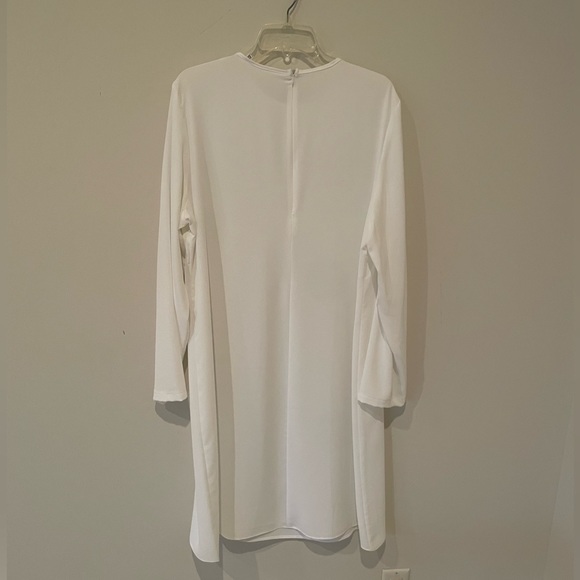 It is a beautiful dress, classic and suitable for parties. - Picture 5 of 11